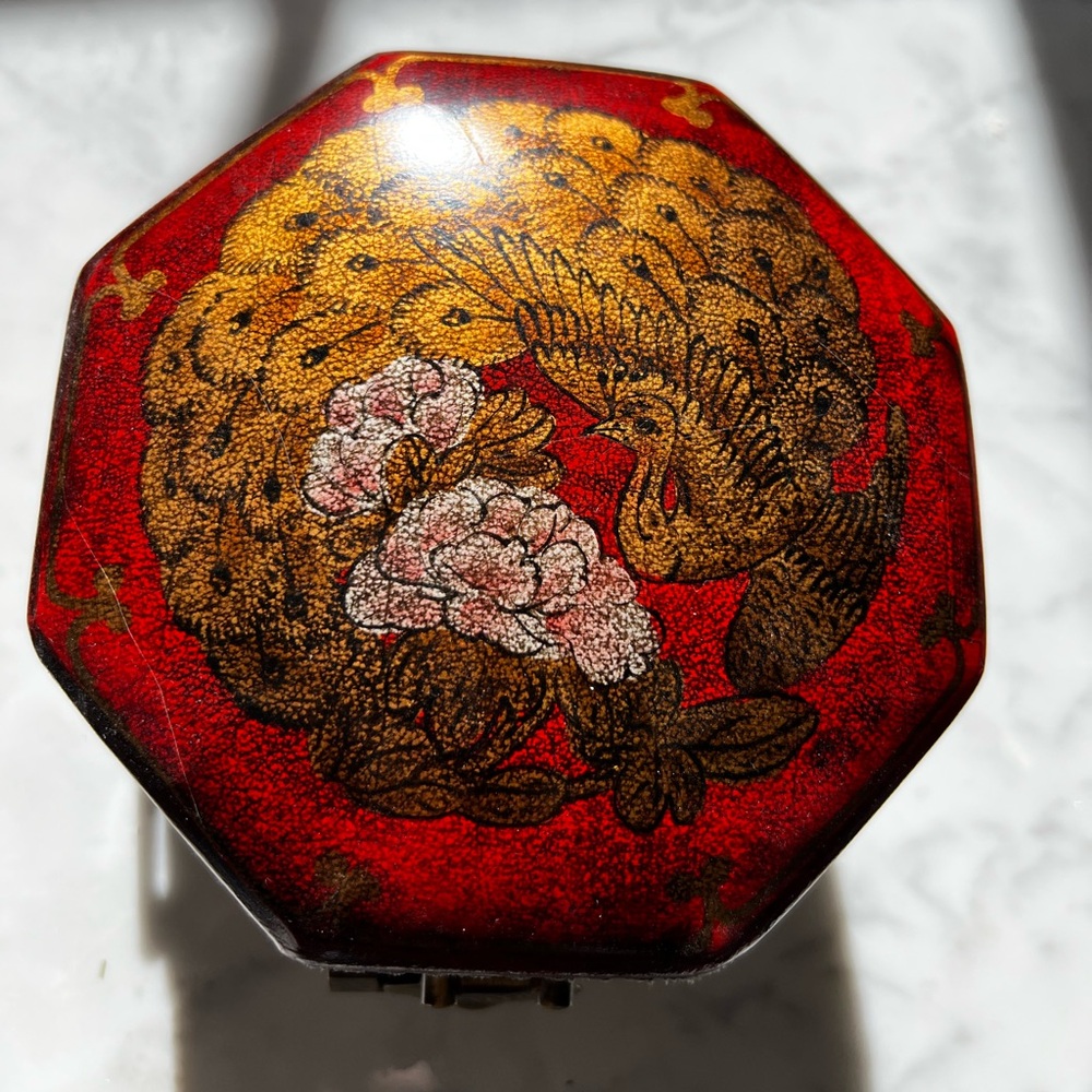 Vintage Chinese Octagonal Red Box with Peacock Depicted on Top - Picture 3 of 16